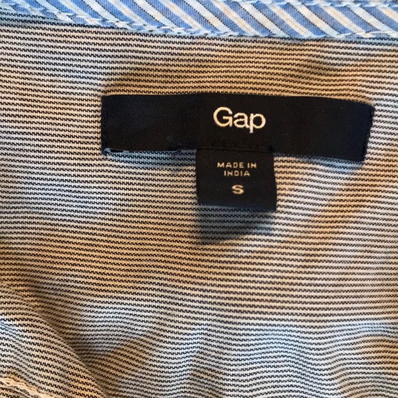 GAP Women’s button down top - Small - Picture 2 of 3